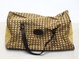 un sac à main marron et noir posé sur une table blanche