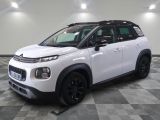 la citrole blanche est garée dans le garage sur un sol en damier