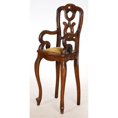 une chaise en bois sur laquelle est posé un coussin jaune