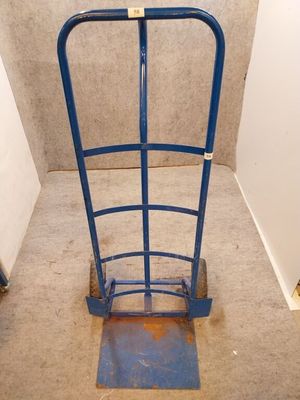 un diable bleu posé dans un coin d'une pièce