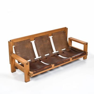 un banc en bois muni de trois sièges en cuir