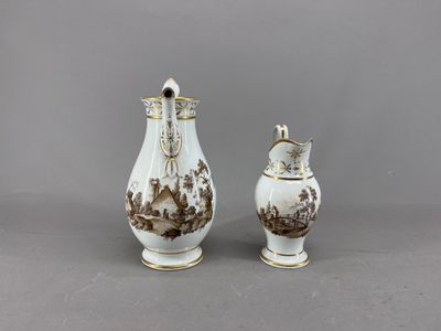 deux vases marron et blancs posés l'un à côté de l'autre sur une surface grise