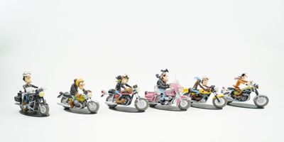 cinq figurines représentant des personnes à moto sur un fond blanc