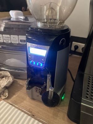 un mixeur posé sur une table à côté d'une cafetière