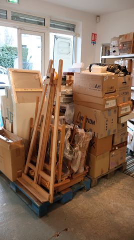Sur 2 palettes (appartenant à la salle des ventes) : important lo...