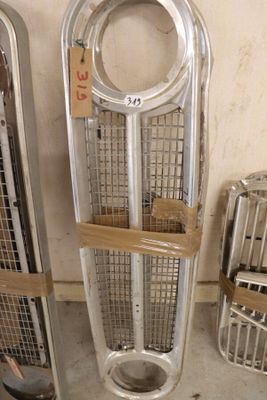 deux grilles métalliques empilées l'une sur l'autre