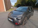 une voiture garée sur le côté de la route