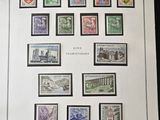une photo d'une collection de timbres sur une table