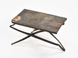une image représentant une petite table en bois avec un piètement en métal