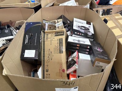 de nombreuses caisses contenant du matériel électronique, posées au milieu d'une pièce