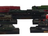 cinq trains miniatures exposés sur un fond blanc
