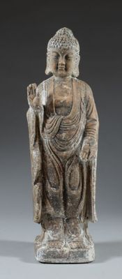 une image représentant une statue d'une personne tenant un sac
