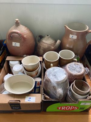 une boîte remplie de poteries posée sur une table