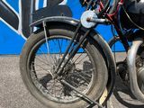 une moto garée devant un mur recouvert de graffitis