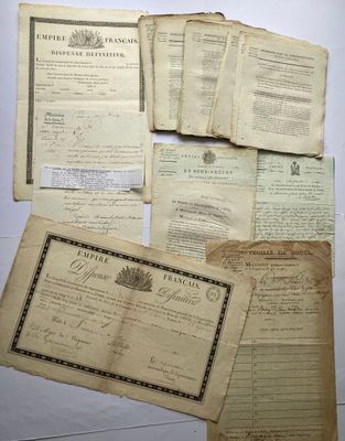 plusieurs vieux papiers sont empilés sur une table