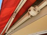 un gros plan sur une voile rouge et blanche d'un voilier