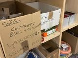 une boîte en carton sur laquelle est accrochée une étiquette, posée sur une étagère