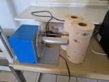 deux rouleaux de papier posés sur une table à côté d'une machine