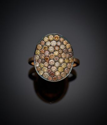 un gros plan d'une bague sertie de nombreux diamants bruns et blancs