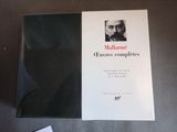 un livre posé sur une table, avec la photo d'un homme sur la couverture