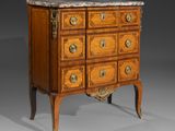 une commode ancienne avec dessus en marbre