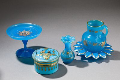 Lot de cinq objets en opaline bleue : - Photo 1