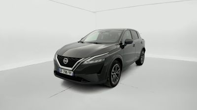 une Nissan QX noire garée dans une pièce blanche