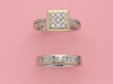deux alliances serties de diamants sur fond rose