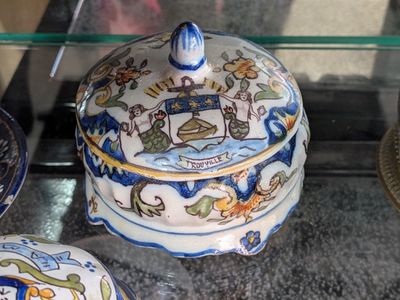 une vitrine en verre sur laquelle sont disposés quelques objets décoratifs