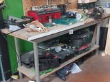 un établi dans un garage avec des outils dessus
