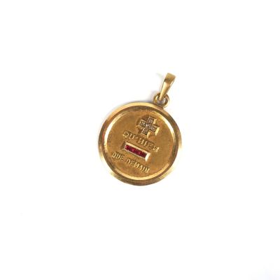 gros plan d'une médaille d'or sur fond blanc
