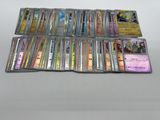 une grande collection de cartes Pokémon posée sur une table