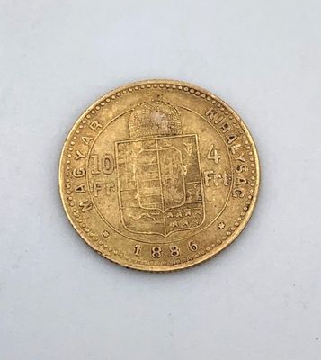 gros plan d'une pièce d'or sur une surface blanche