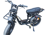 une photo d'un scooter équipé d'un panier à l'arrière