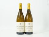 deux bouteilles de vin posées l'une à côté de l'autre sur une surface blanche