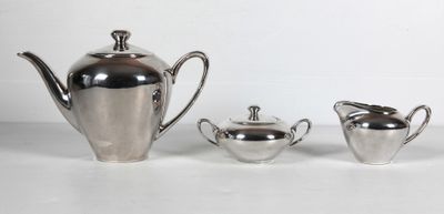 trois pièces de service à thé et à café en argent sur fond blanc