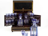des bouteilles et des verres posés sur une table, avec une caisse en arrière-plan