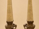 deux statues d'éléphants au sommet d'un obélisque en pierre