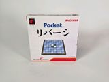 une boîte sur laquelle figure un jeu, posée sur une surface blanche