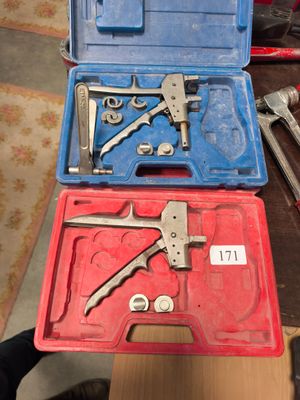 de nombreux outils qui sont rangés dans une boîte posée sur une table
