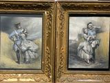 Deux tableaux représentant un homme et une femme sont exposés dans un cadre doré.