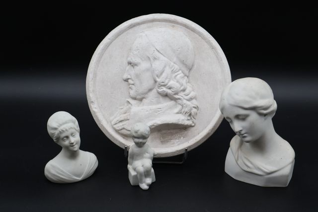 Plaque ronde en plâtre « cardinal » 3 statuettes en biscuit