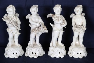 Ensemble de quatre angelots en céramique à couverte blanche.…