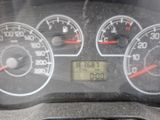 un gros plan sur le compteur de vitesse situé sur le tableau de bord d'une voiture