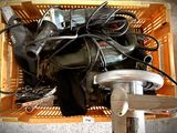 un panier rempli d'appareils électriques de toutes sortes
