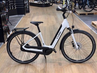 un vélo posé par terre dans un magasin