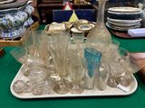 un plateau avec des verres et des vases posé sur une table