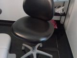 une chaise de bureau noire posée dans un coin d'une pièce