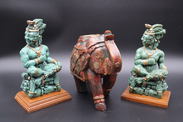 Lot de 3 objets de décoration, 2 figurines Aztèque et 1 éléphant