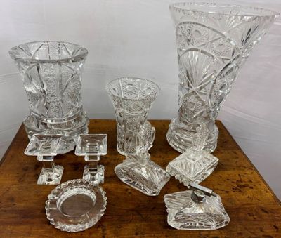 plusieurs morceaux de verre posés sur une table en bois